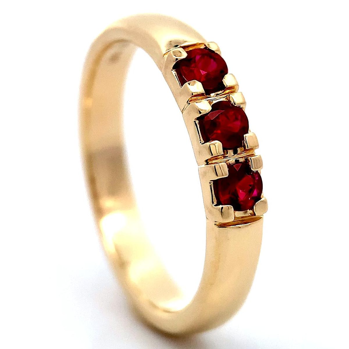 Rubin ring i 14 karat gull
